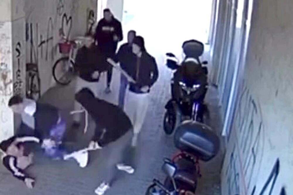 Šestorica mladića motkama zverski tukla tinejdžera, jeziv snimak kruži mrežama: Brutalna sačekuša u Čačku! (VIDEO)