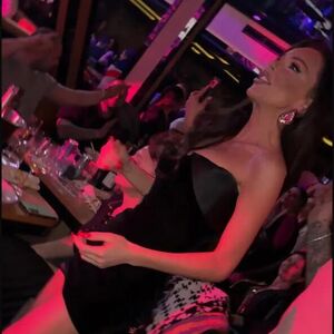 BUGARKA KRENULA DA DIŽE NOGE U VIS KAD JE ČULA OVAJ HIT OD CECE! Skroz se ZANELA - SEVNUO SOČAN PRIZOR