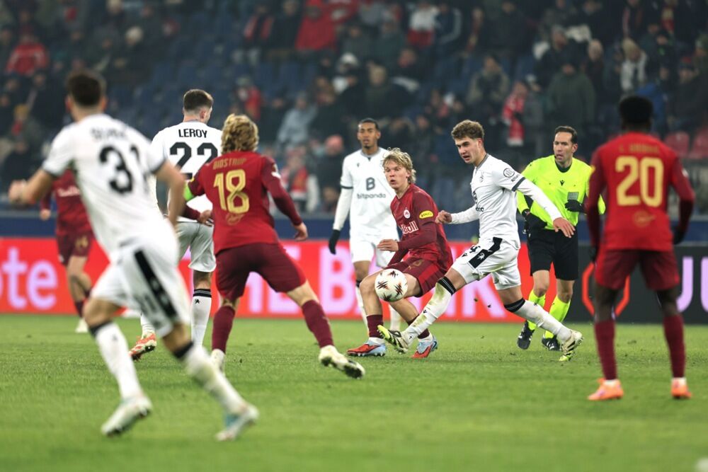 Andrej Bačanin (u sredini, beli dres, sa loptom)