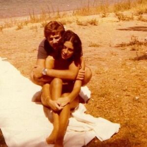 OTAC UPAO U SOBU I ZATEKAO MAJKI I STRICA KAKO SE... Otkrila neobičnu priču svojih roditelja, a onda se desio užas