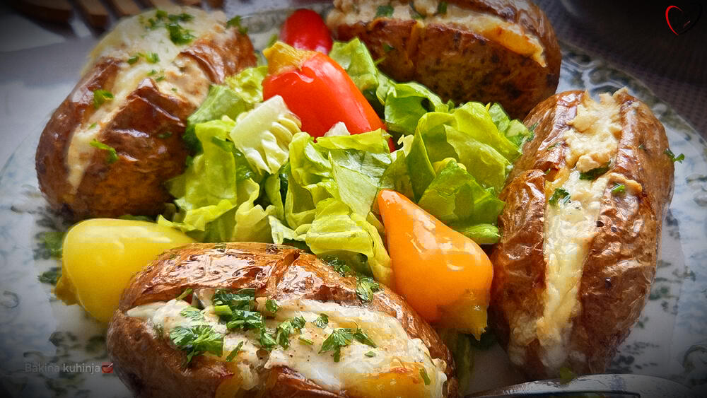 Bakin recept za punjeni krompir u kaputu kom nećete moći da odolite: Domaćice, vadite papir i olovku!