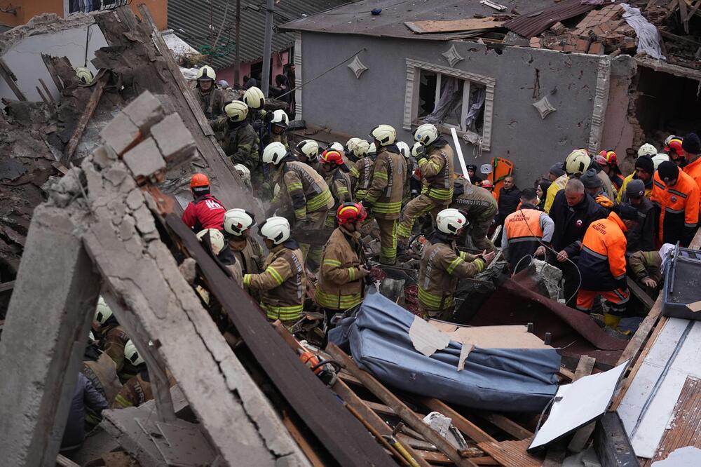 LJUDI ZAROBLJENI ISPOD TONA BETONA, jezivi prizori iz Istanbula! Srušile se dve zgrade, ovo je UZROK KATASTROFE?
