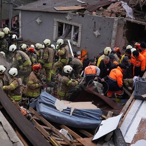 LJUDI ZAROBLJENI ISPOD TONA BETONA, jezivi prizori iz Istanbula! Srušile se dve zgrade, ovo je UZROK KATASTROFE?