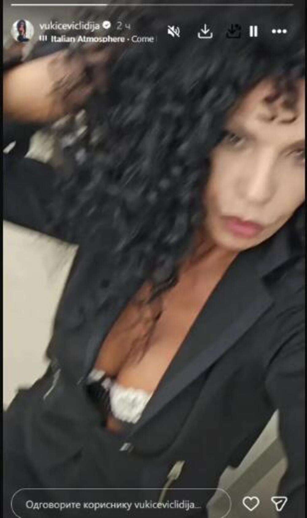 ZAVALILA SE U STOLICU, PA RASKOPČALA GORNJI DEO! Lilika pustila GRUDI da SEVAJU IZ BRUSA - prizor samo za VELIKE