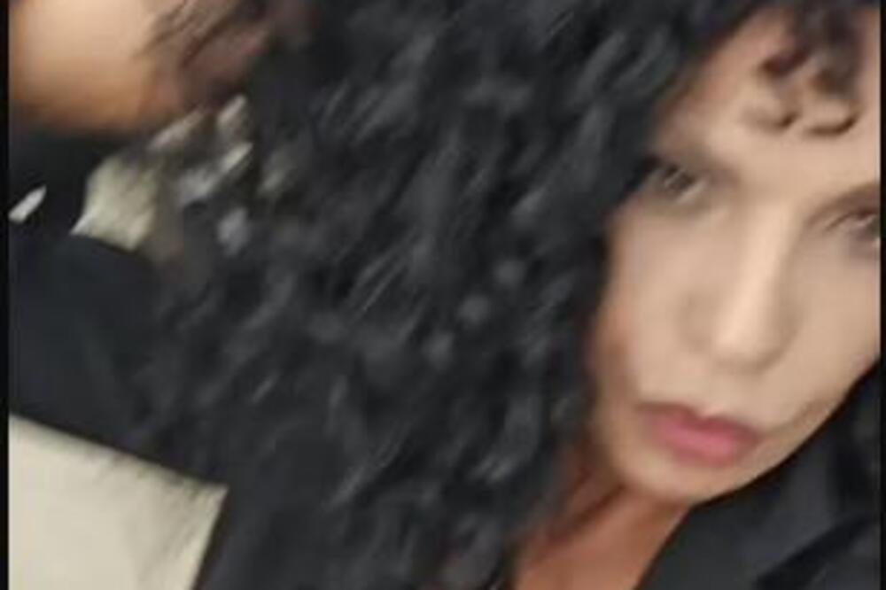 ZAVALILA SE U STOLICU, PA RASKOPČALA GORNJI DEO! Lilika pustila GRUDI da SEVAJU IZ BRUSA - prizor samo za VELIKE