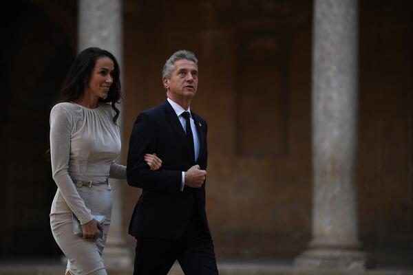 SLOVENAČKI PREMIJER LJUBI 20 GODINA MLAĐU LEPOTICU: Tina pokrala sve poglede na izborima, evo ko je ona! (FOTO)