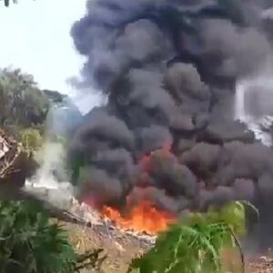 NESREĆA U KOLUMBIJI: Srušio se avion, oko 110 ljudi bilo u letelici! Bukti gusti požar! (VIDEO)