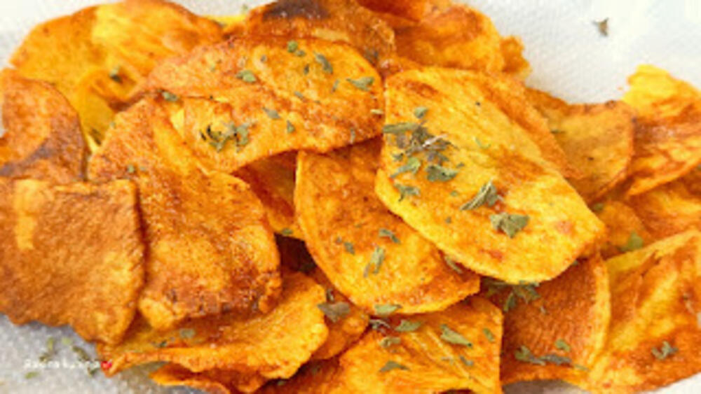 Najhrskaviji domaći čips koji je sto puta bolji od kupovnog: Baka otkrila šta mu daje poseban šmek, vredi probati