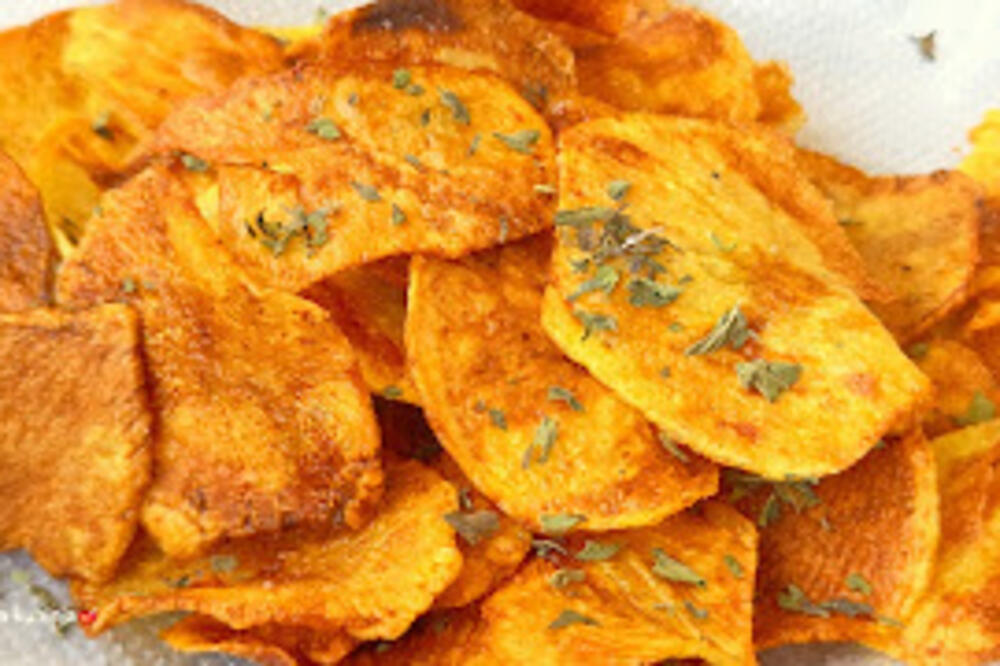 Najhrskaviji domaći čips koji je sto puta bolji od kupovnog: Baka otkrila šta mu daje poseban šmek, vredi probati