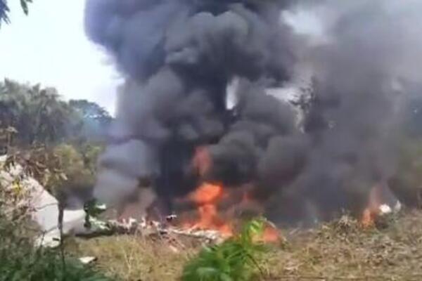 Horor u Kolumbiji: Najmanje 66 poginulih u padu vojnog aviona u Amazonu! (VIDEO)