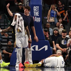 Uznemirujuće! Povreda kakva se retko viđa &ndash; muk na terenu posle jezive scene igrača Golden Stejt Voriorsa (VIDEO)