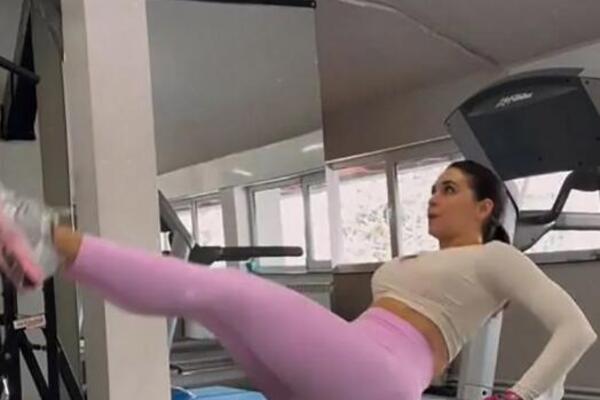 ZNATE LI ČIJA JE OVO ŽENA? Može da se pohvali jednom od NAJZGODNIJIH ZADNJICA - poze iz teretane su BRUKA