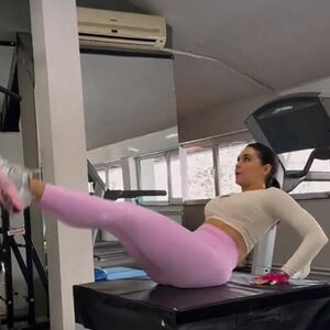 ZNATE LI ČIJA JE OVO ŽENA? Može da se pohvali jednom od NAJZGODNIJIH ZADNJICA - poze iz teretane su BRUKA