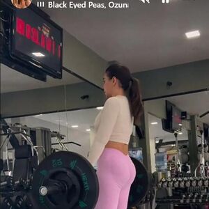 ZNATE LI ČIJA JE OVO ŽENA? Može da se pohvali jednom od NAJZGODNIJIH ZADNJICA - u teretani je prava ČIGRA