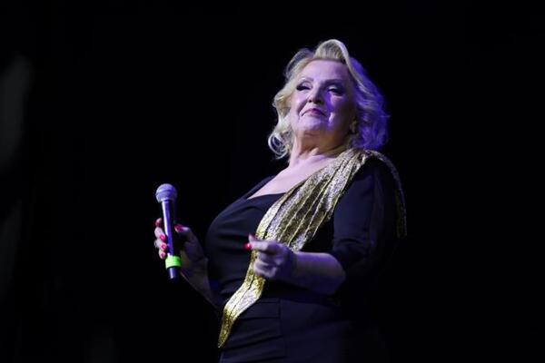 ESTRADA NA NOGAMA: Koncert Snežane Đurišić pretvoren u pravi spektakl - poznati Srbi u PRVIM REDOVIMA!