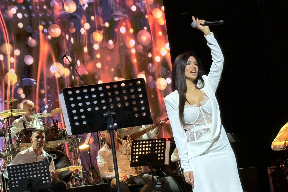 Tanja Savić zablistala na koncertu Snežane Đurišić, legenda pohvalila koleginicu: Njen pečat je kvalitet u pevanju