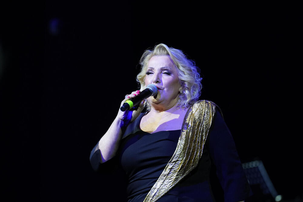 KO JE MAJKA SNEŽANE ĐURIŠIĆ? Celu Srbiju oduševila kada se pojavila u emisiji, od nje je pevačica nasledila talenat