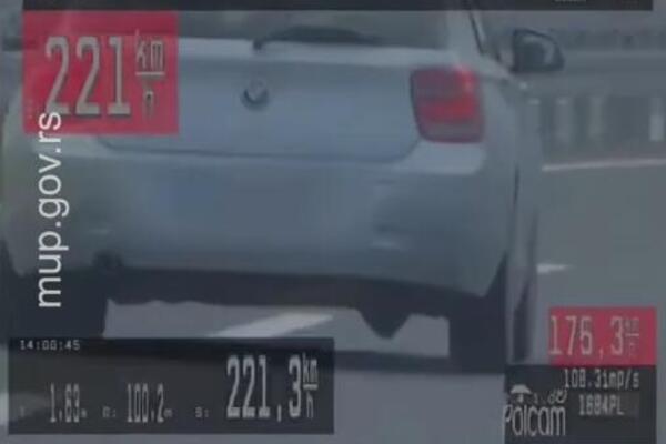 PRESRETAČ VOZIO ZA BMW-om KOJI JE JURIO 220 NA SAT! Nećete verovati kad budete videli KO JE BIO za VOLANOM! (VIDEO)