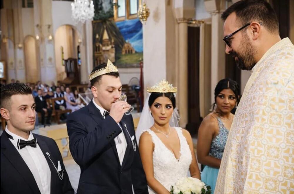 MLADOŽENJA USRED VENČANJA NAPRAVIO NEPRIJATNU SCENU! Sveštenik čim je video odmah morao da reaguje i otme mu...