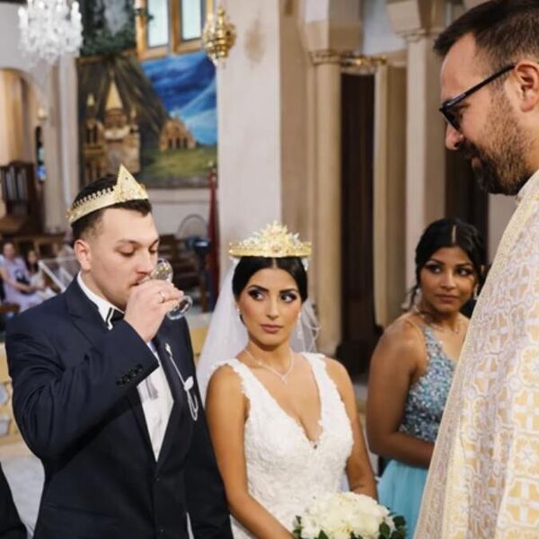 MLADOŽENJA USRED VENČANJA NAPRAVIO NEPRIJATNU SCENU! Sveštenik čim je video odmah morao da reaguje i otme mu...