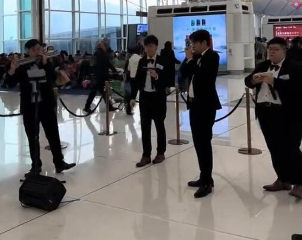 KINEZI NA AERODROMU U HONG KONGU OVIM POTEZOM ODUŠEVILI SRBE! Izveli su DOBRO POZNATI HIT, evo kako je to zvučalo!