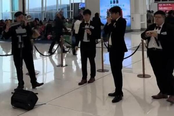 KINEZI NA AERODROMU U HONG KONGU OVIM POTEZOM ODUŠEVILI SRBE! Izveli su DOBRO POZNATI HIT, evo kako je to zvučalo!