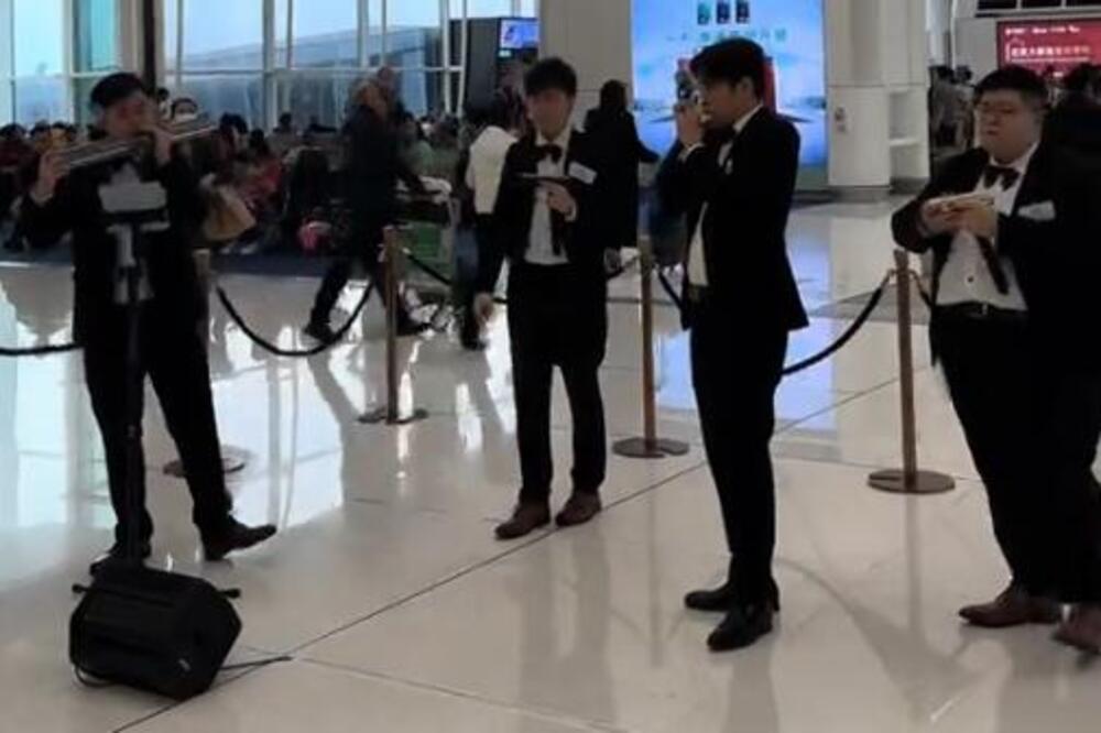 KINEZI NA AERODROMU U HONG KONGU OVIM POTEZOM ODUŠEVILI SRBE! Izveli su DOBRO POZNATI HIT, evo kako je to zvučalo!