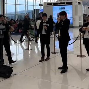 KINEZI NA AERODROMU U HONG KONGU OVIM POTEZOM ODUŠEVILI SRBE! Izveli su DOBRO POZNATI HIT, evo kako je to zvučalo!