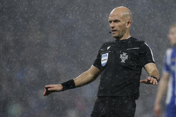 Sudija iz komšiluka deli pravdu na utakmici Španije i Srbije (Foto)