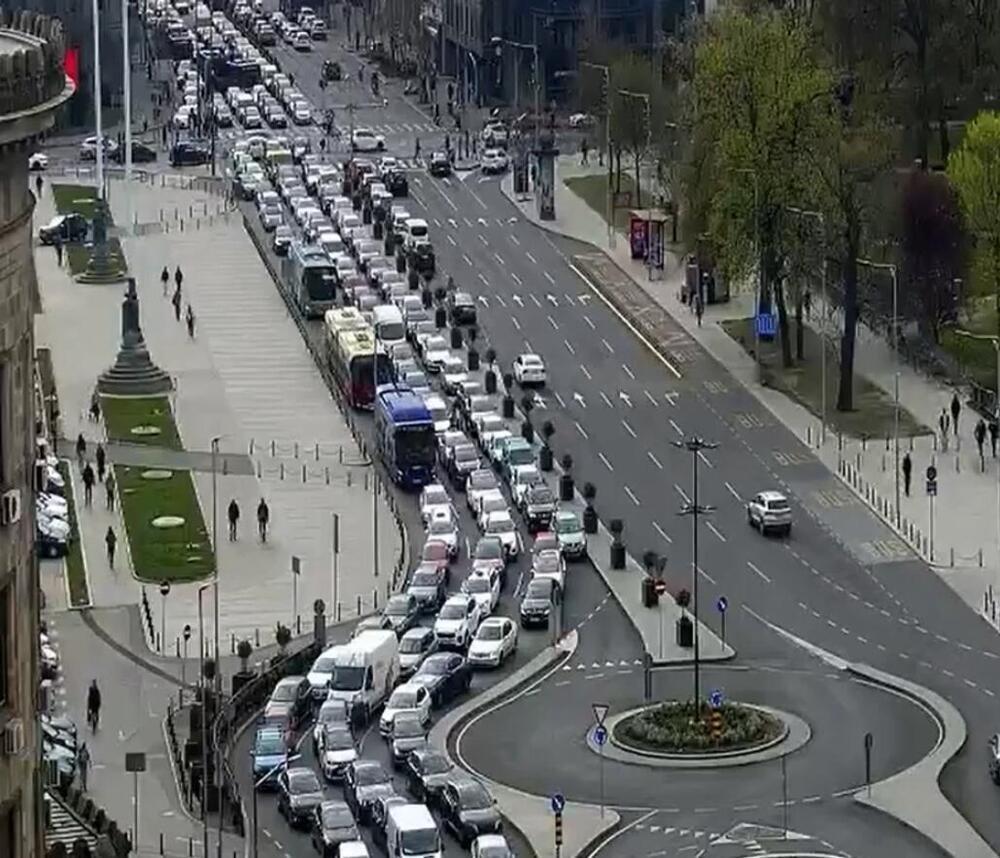 UŽASNA GUŽVA U CENTRU BEOGRADA! Kolona od Tašmajdana do Brankove ulice, sudar u Terazijskom tunelu napravio KOLAPS