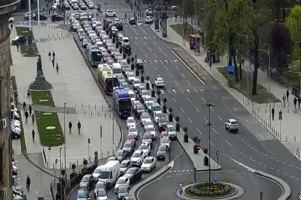 UŽASNA GUŽVA U CENTRU BEOGRADA! Kolona od Tašmajdana do Brankove ulice, sudar u Terazijskom tunelu napravio KOLAPS