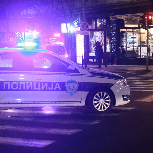 Napadnut drvenom palicom i nožem, napadači se dali u beg: Policija traga za ovim ljudima, haos na Čukarici