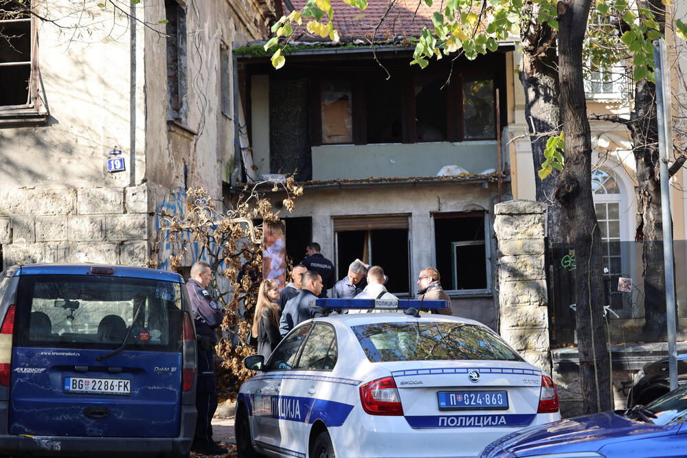 U RAKOVICI KAO U AKCIONOM FILMU! Upao u restoran sa SATAROM, oteo gostima novac pa DEMOLIRAO sve pred sobom