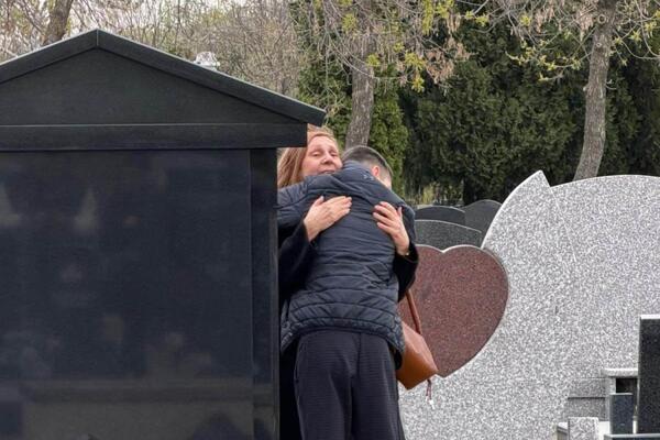 SUZE SAMO LIJU! 10 godina od Marinkove SMRTI sa kojom se niko pomirio nije: Majka poljubila spomenik, pa rekla..