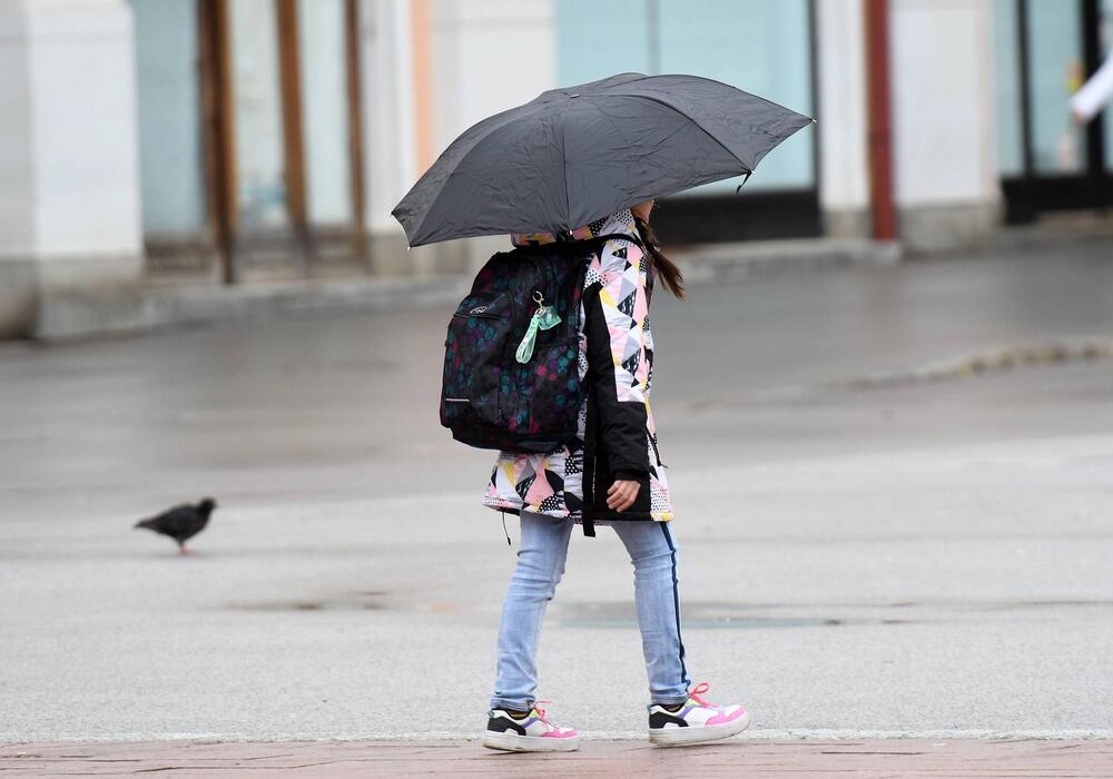 OPRAŠTAMO SE OD PROLEĆA! Iz Hrvatske juri snažno nevereme ka Srbiji, u ovim delovima zemlje već lije kao iz kabla