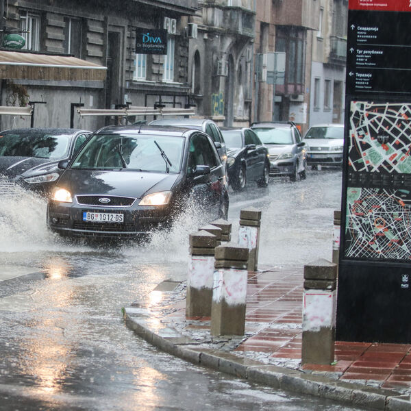 Totalni kolaps u Beogradu zbog kiše! Vozila stoje u mestu, pljuskovi napravili haos - ove tačke su najkritičnije