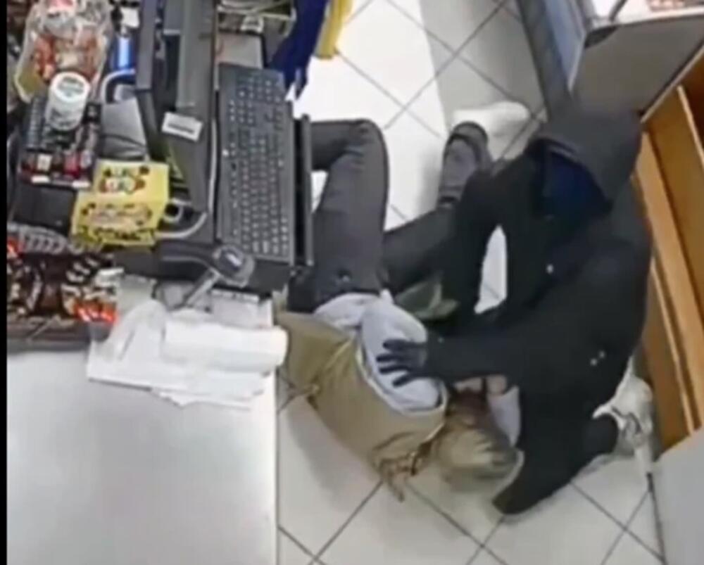 Bosanka golim rukama savladala lopova: Otela mu automatsku pušku, oboje završili na podu, kamere snimile sve