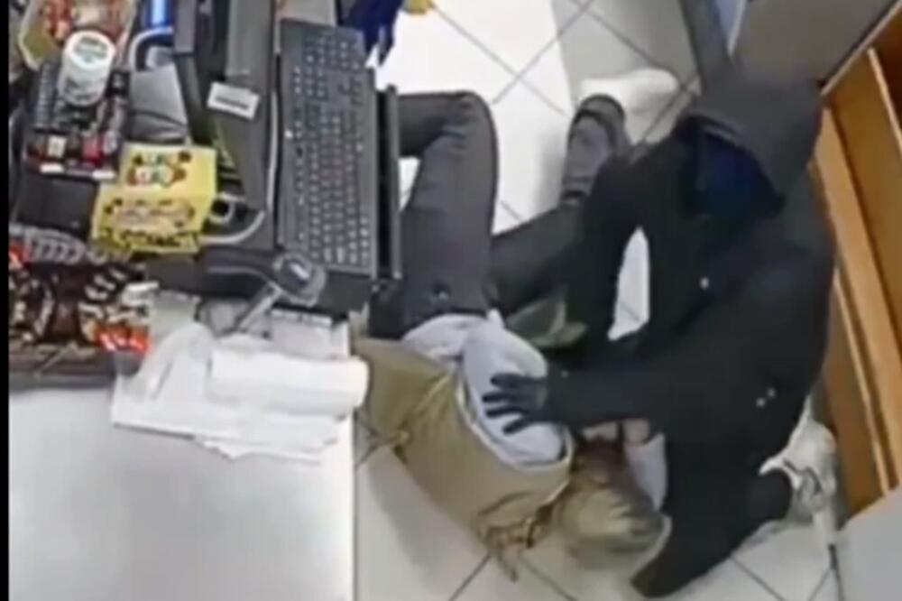 Bosanka golim rukama savladala lopova: Otela mu automatsku pušku, oboje završili na podu, kamere snimile sve