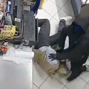 Bosanka golim rukama savladala lopova: Otela mu automatsku pušku, oboje završili na podu, kamere snimile sve