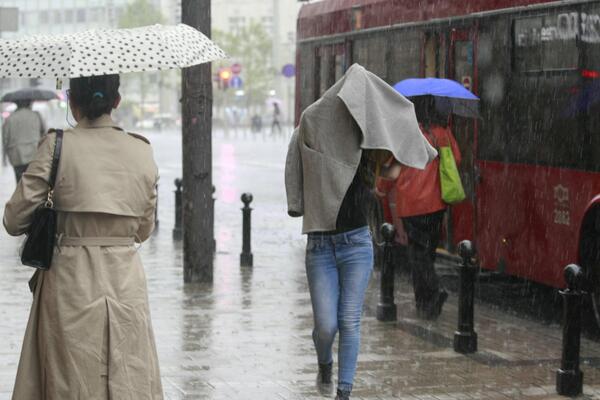 Kiša lije u Srbiji, RHMZ niže upozorenja: Pominju se POPLAVE, evo da li ima razloga za brigu, 1 grad u problemu