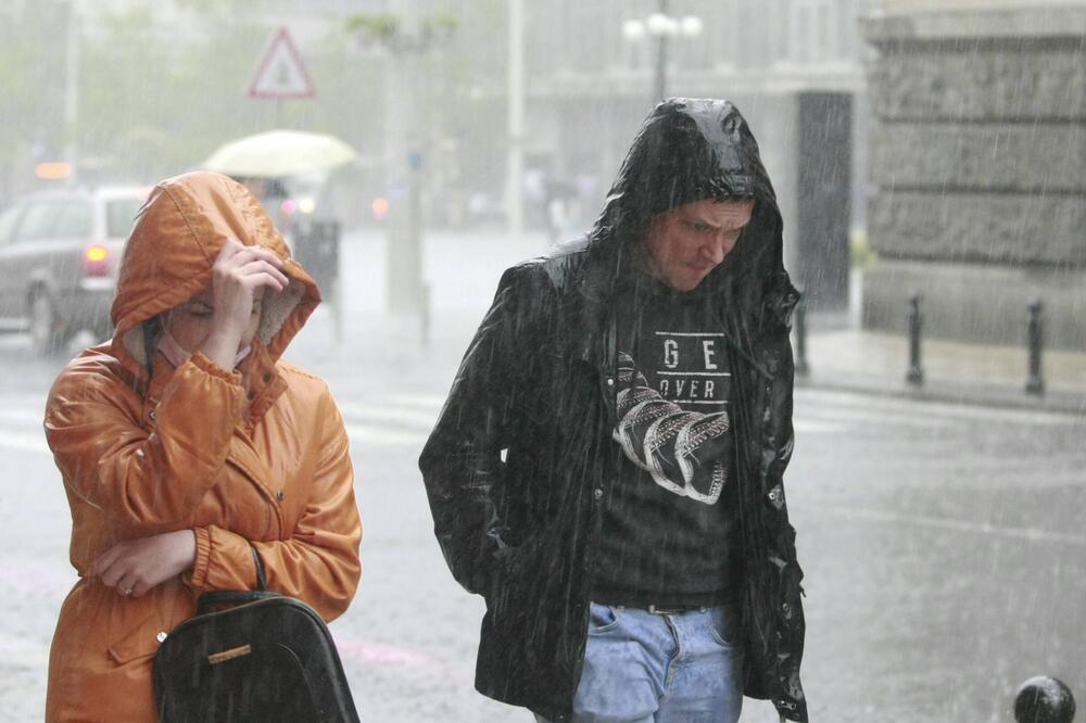 Od proleća i dalje ništa: Pljuskovi i sneg ceo dan padaju po Srbiji, a evo kakvo nas vreme tek čeka tokom noći!