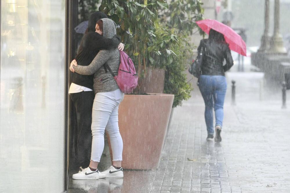 DANAS OBLAČNO VREME SA "TEŠKOM" SIPEĆOM KIŠOM! Neće ni VETAR izostati, a evo kakvo nas vreme čeka od srede