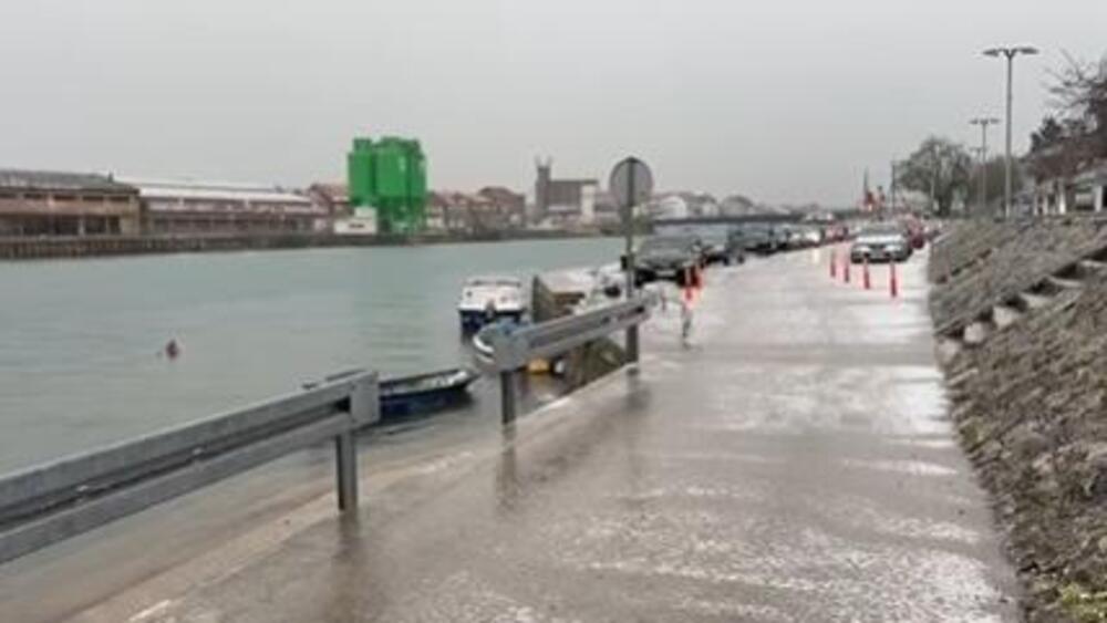 ZIMA SE VRAĆA NA VELIKA VRATA: Grad urniše komšiluk, pahulje i jaka kiša razaraju sve pred sobom (VIDEO)