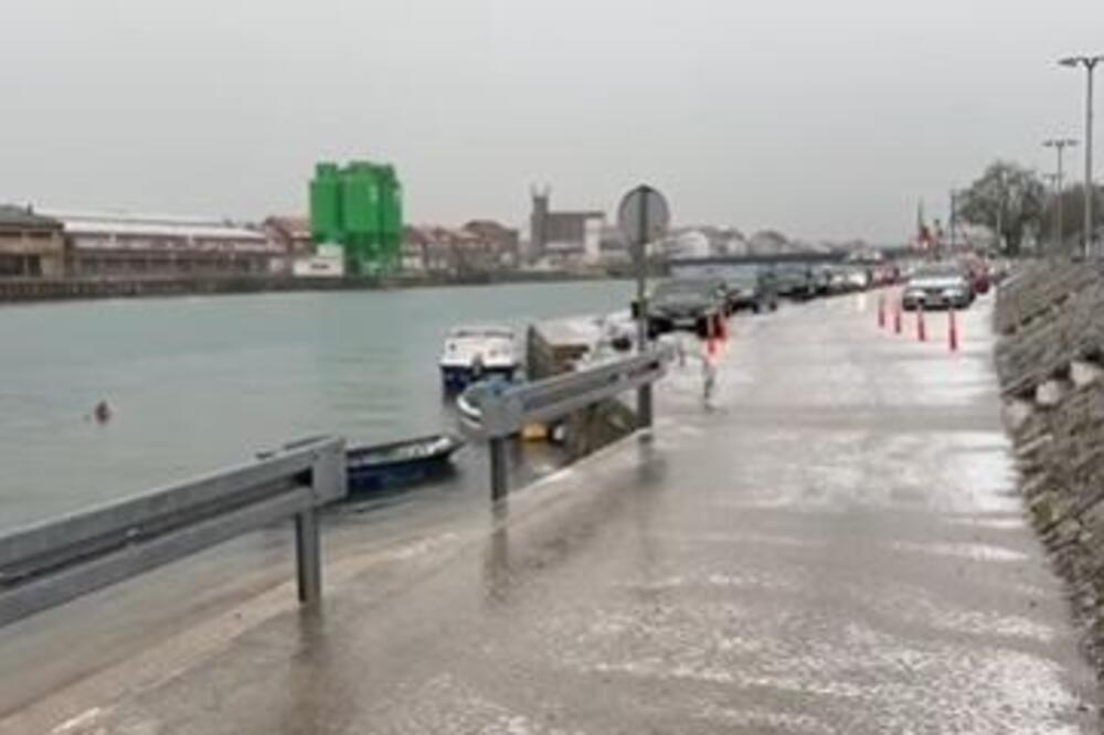 ZIMA SE VRAĆA NA VELIKA VRATA: Grad urniše komšiluk, pahulje i jaka kiša razaraju sve pred sobom (VIDEO)