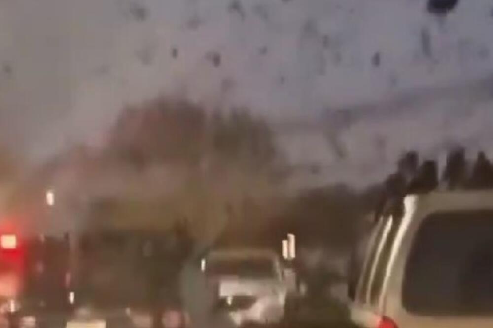 Jeziv prizor iznad ovog grada: Hiljade vrana uzletelo, nebo postalo SKROZ CRNO! (VIDEO)