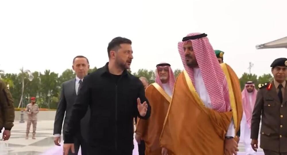 Zelenski došao u Saudijsku Arabiju: Nudi dronove, a za uzvrat traži podršku u ratu protiv Rusije (VIDEO)