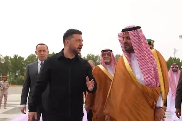 Zelenski došao u Saudijsku Arabiju: Nudi dronove, a za uzvrat traži podršku u ratu protiv Rusije (VIDEO)