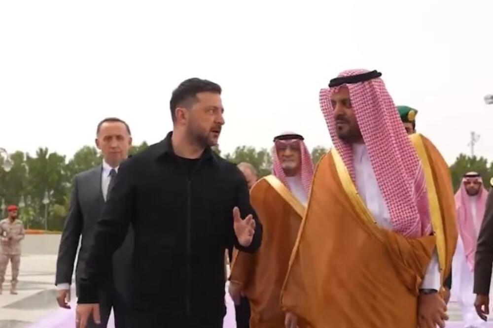 Zelenski došao u Saudijsku Arabiju: Nudi dronove, a za uzvrat traži podršku u ratu protiv Rusije (VIDEO)