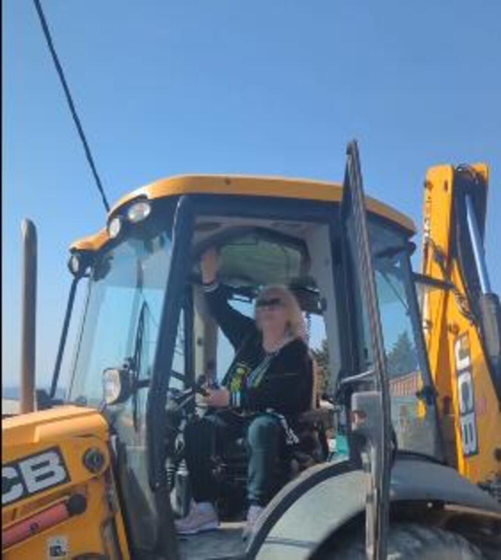 USRED PRIČA O BANKROTU, ZORICA UHVAĆENA NA BAGERU! Šok prizor iz Zaklopače, a tek šta je iza nje