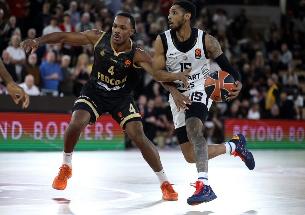 Džeron Blosongejm (levo) na utakmici Monaka i Partizana u sezoni 2025/26 Evrolige